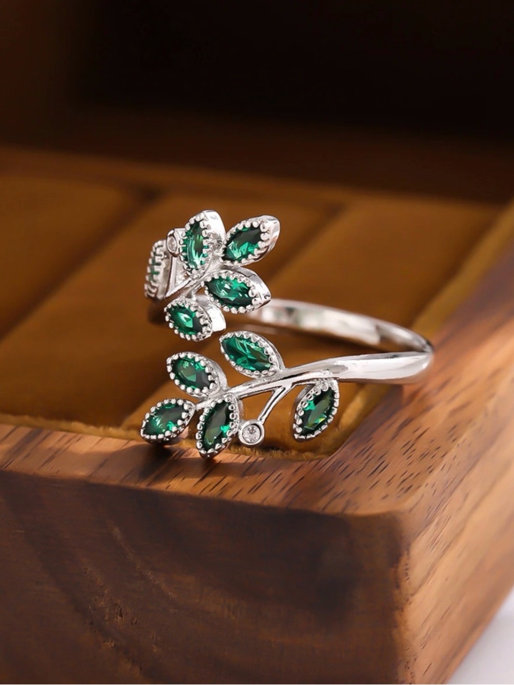 Silver Leaf Ring with Emerald Green Crystal Stones - Picture 4 of 4